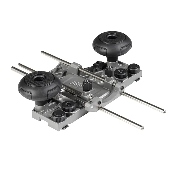 Adaptorul pentru șina de ghidare atașează freza M18 FR12 la actualele șine de ghidare MILWAUKEE®.